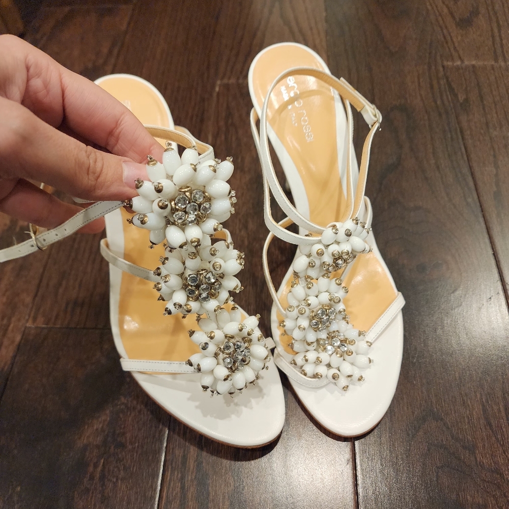 Vero Cuoio White Heels with Floral Embellishments for Special Occasions